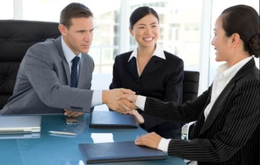 Công ty tôi xuất hàng thanh toán bù trừ hàng hóa với khách hàng nước ngoài. Trường hợp giá trị hàng hóa còn thiếu so với dư nợ thì vẫn phải có chứng từ thanh toán qua ngân hàng mới được khấu trừ thuế?