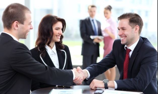 Công ty tôi xuất hàng thanh toán bù trừ hàng hóa với khách hàng nước ngoài. Trường hợp giá trị hàng hóa còn thiếu so với dư nợ thì vẫn phải có chứng từ thanh toán qua ngân hàng mới được khấu trừ thuế?