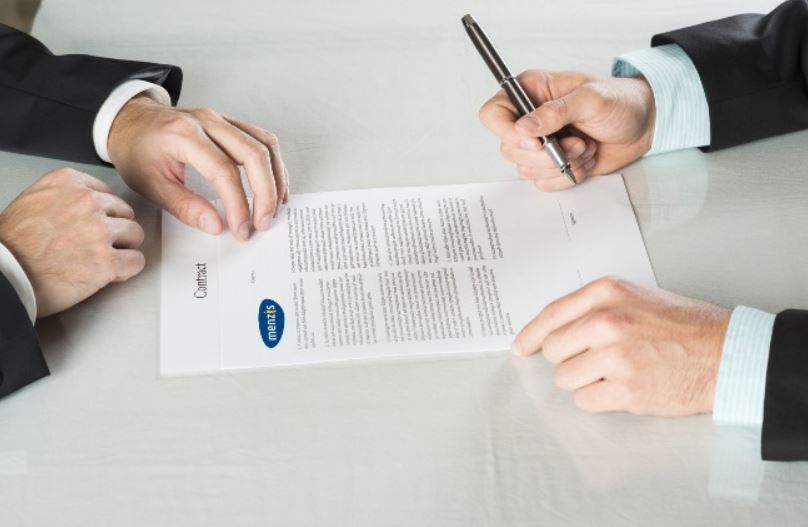 Công ty tôi xuất hàng thanh toán bù trừ hàng hóa với khách hàng nước ngoài. Trường hợp giá trị hàng hóa còn thiếu so với dư nợ thì vẫn phải có chứng từ thanh toán qua ngân hàng mới được khấu trừ thuế?