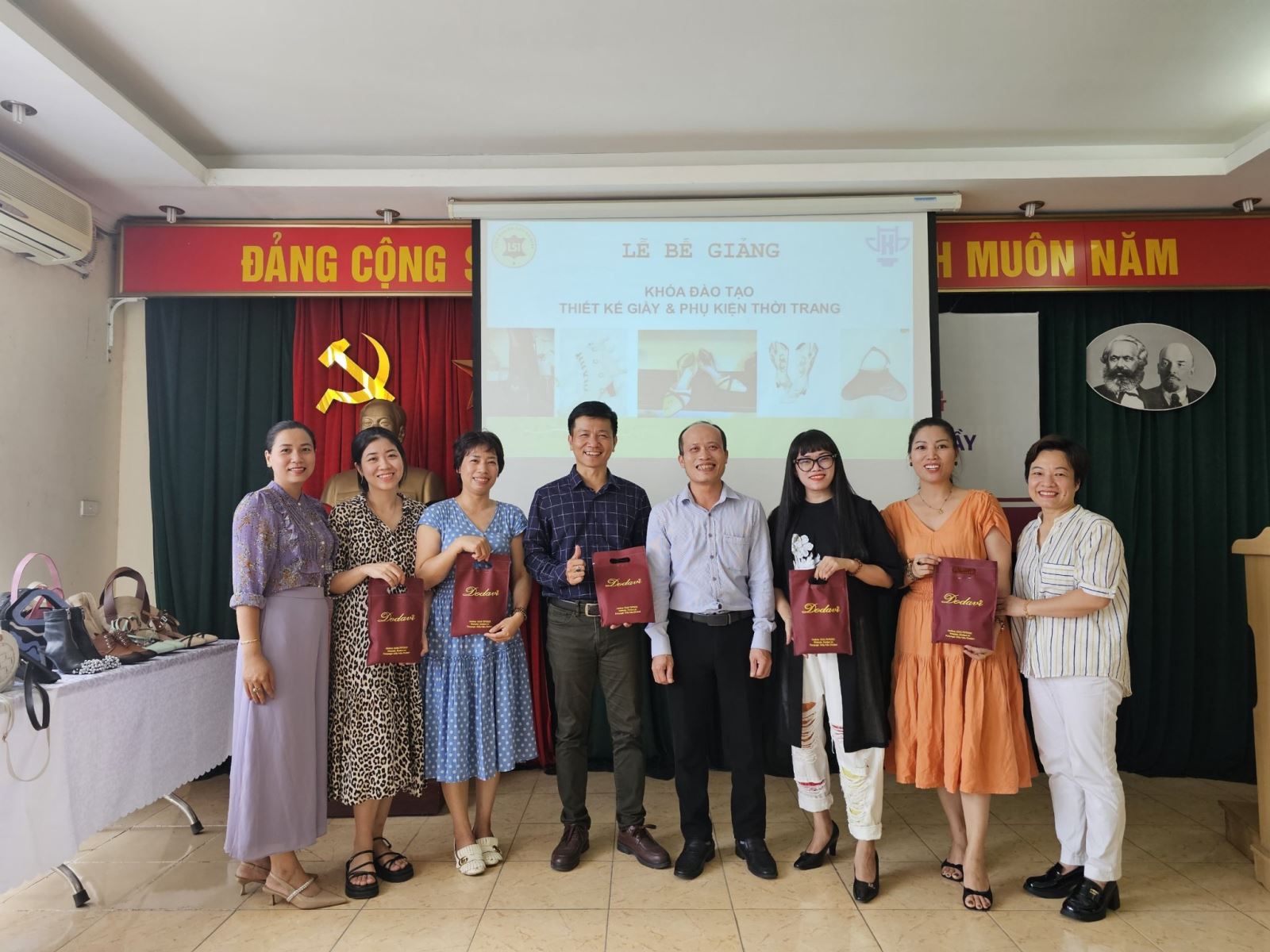 Lễ bế giảng và trao giấy chứng nhận hoàn thành khóa đào tạo “Thiết kế giầy và phụ kiện thời trang” năm 2024